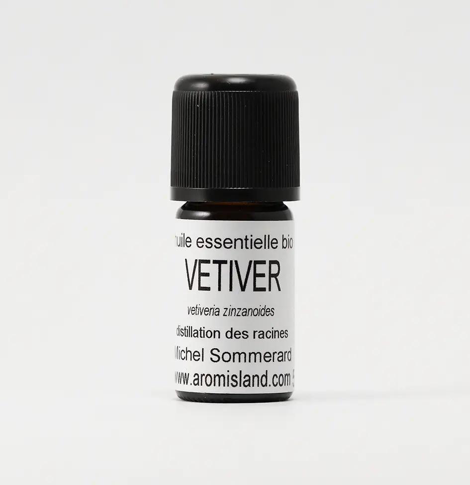 Flacon d' Huile Essentielle de Vétiver Bio Vetiveria zizanoïdes , extrait pur et épais des racines du vétiver.